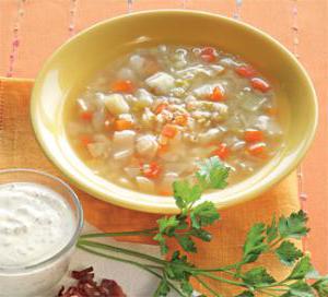 Ароматный перловый суп с овощами, беконом и сметаной