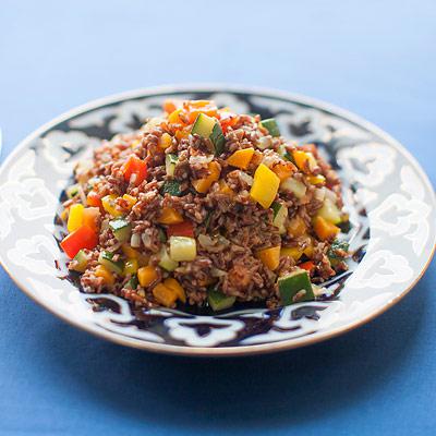 Ароматный пилав из коричневого риса с овощным миксом