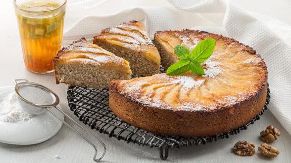 Ароматный пирог с айвой и грецкими орехами