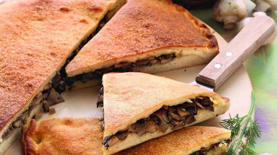 Ароматный пирог с грибами для всей семьи
