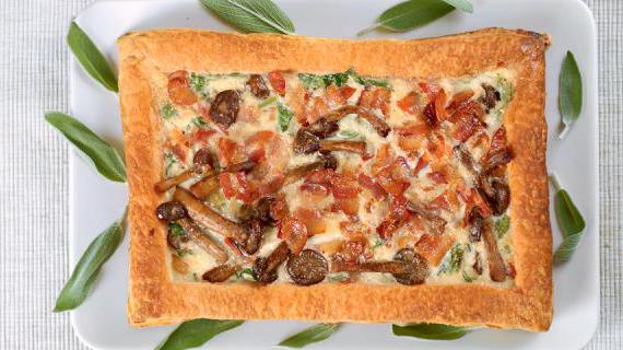 Ароматный пирог с грибами и копченым беконом
