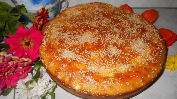 Ароматный пирог с капустой, мясом и кунжутной хрустящей корочкой