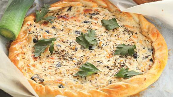 Ароматный пирог с козьим сыром и маслинами