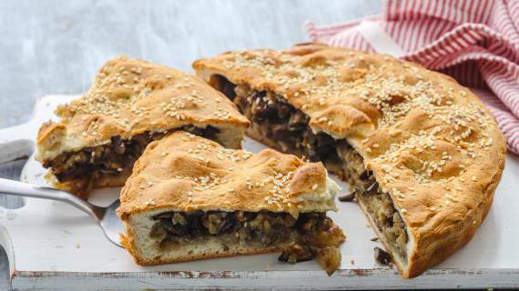 Ароматный пирог с мясом и баклажанами