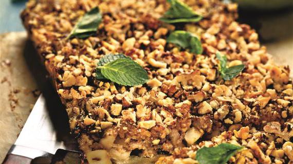 Ароматный пирог с овсянкой, яблоками и инжиром на основе геркулеса