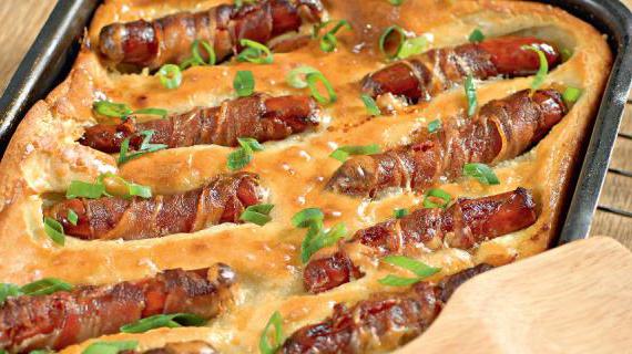 Вкусный пирог с сосисками в беконе и острым соусом: рецепт на все случаи