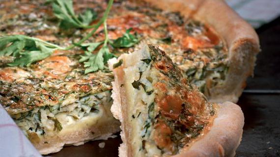 Вкусный пирог с сыром, зеленью и ароматными травами