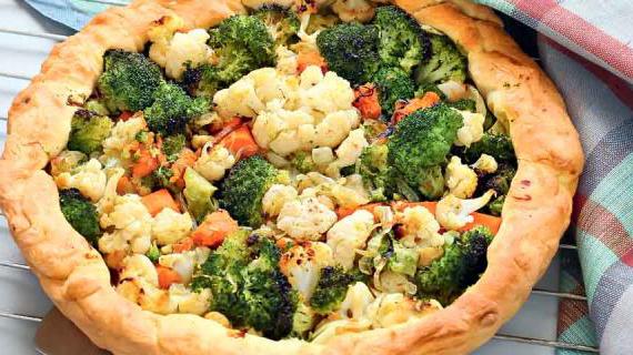 Вкусный и полезный овощной пирог с цветной капустой, брокколи и тыквой — идеальное блюдо для семейного ужина