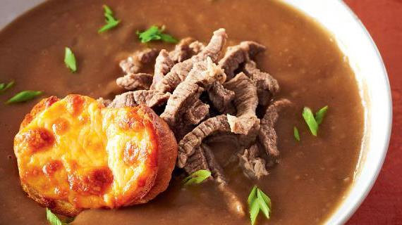 Ароматный пивной суп с чеддером и чесночными гренками для настоящих гурманов
