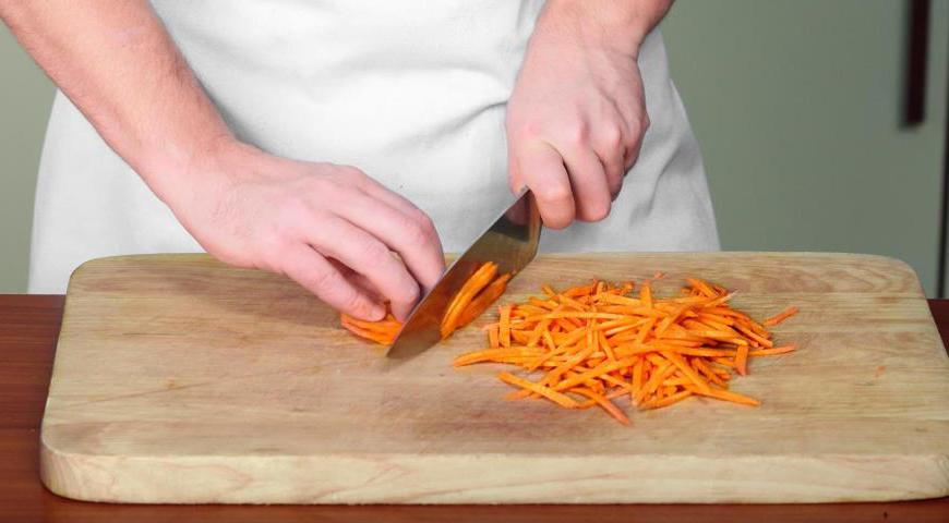 Нарезать мясо кубиками. Лук порезать полукольцами, а морковь – соломкой. Очистить чеснок.