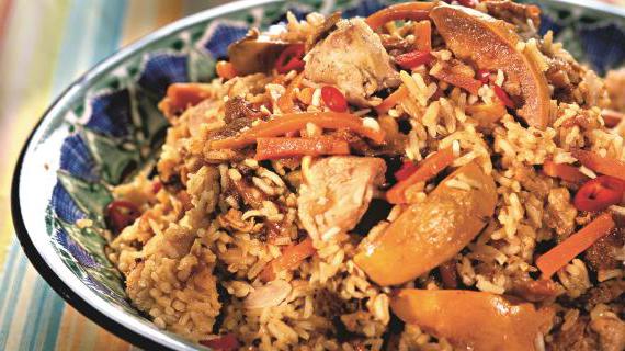 Ароматный плов с курицей, приготовленный в кастрюле по домашнему рецепту