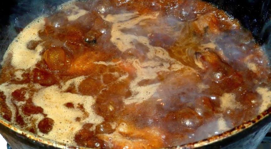 Залейте мясо с овощами кипятком так, чтобы жидкость полностью покрывала содержимое. Варите на среднем огне под крышкой около 20 минут. Получился ароматный зирвак.