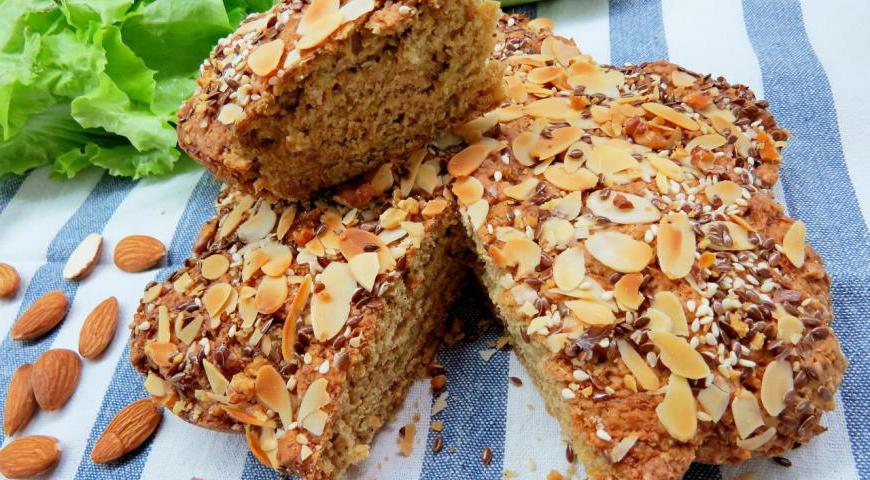 Готовый хлеб нарежьте на порционные кусочки. Он получается плотным, но мягким внутри, с хрустящей ароматной корочкой. Подавайте теплым или остывшим. Приятного аппетита!