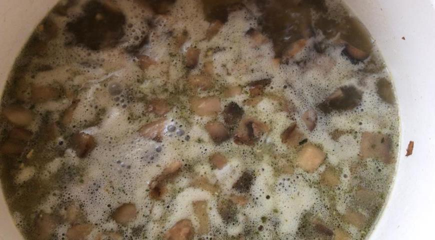 Залейте содержимое кастрюли горячей водой так, чтобы она полностью покрывала овощи. Посолите и поперчите по вкусу. Варите на среднем огне под крышкой около 15–20 минут, пока картофель не станет мягким.