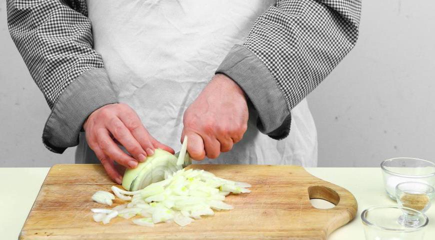 Начните с подготовки всех продуктов: очистите лук и нарежьте его тонкими полукольцами или четвертинками. Также очистите чеснок, оставив целые зубчики для запекания. Убедитесь, что у вас есть оливковое масло, соль, сахар, мускатный орех и багет для хрустящих гренок.