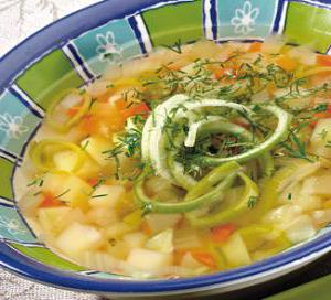 Ароматный постный рассольник с луком-пореем и солеными огурцами
