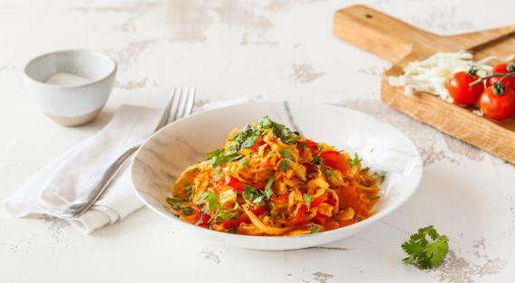 Ароматный пряный салат из белокочанной капусты с овощами и специями