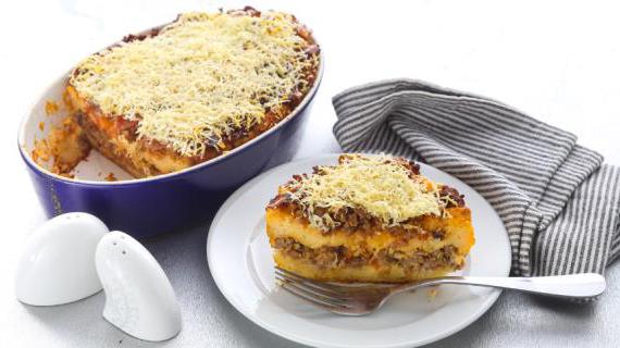 Ароматный пудинг из хлеба с мясом и сыром для завтрака