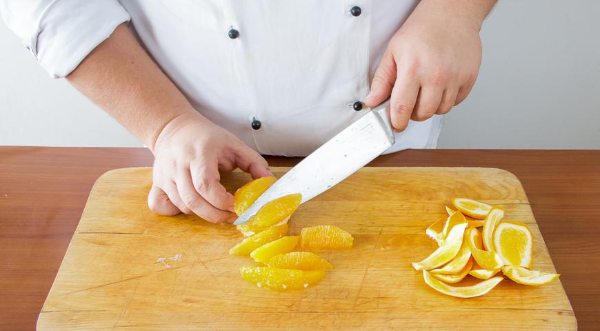 Удалите стручки кардамона. Апельсины очистите от кожуры и аккуратно отделите дольки. Разложите пудинг по четырём бокалам, украсьте апельсиновым филе и слегка полейте мёдом. Подавайте сразу же или охладите перед подачей.