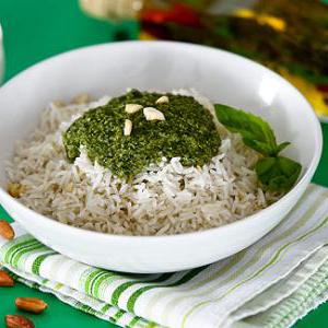 Вкусный рис с арахисом и домашним соусом песто, приготовленный в мультиварке