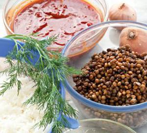 Вкусный рис с чечевицей и томатным соусом, идеальный для семейного ужина
