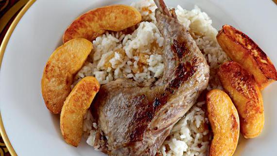 Ароматный рис с цесаркой и карамелизованной айвой