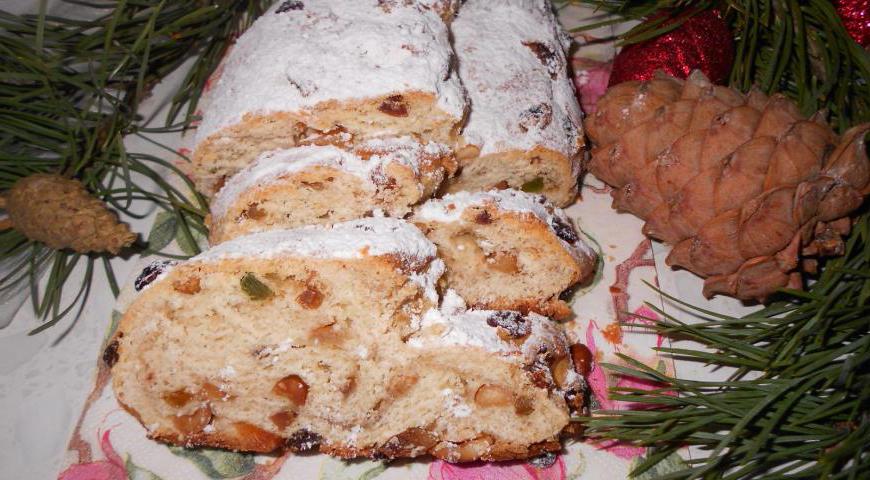 Перед подачей штоллен нарезают на порционные куски. Приятного аппетита и счастливого праздника!
