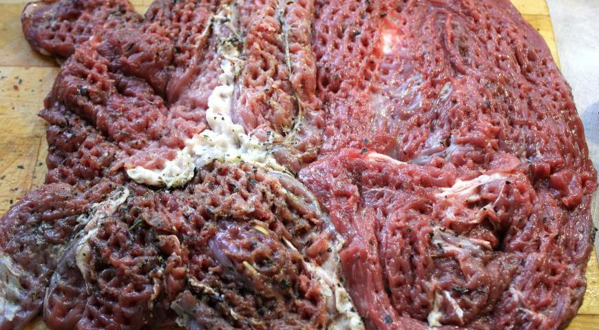 Промойте мясо, обсушите бумажными полотенцами и распластайте на доске внутренней частью вверх. Слегка отбейте его, чтобы получить равномерную форму. Посолите, поперчите, сбрызните мандариновым соком и оливковым маслом. Заверните в пищевую плёнку и отправьте в холодильник на 2 часа для маринования.