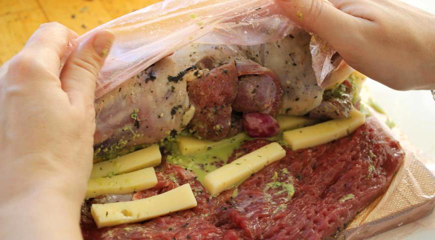 Аккуратно сверните мясо в плотный рулет и закрепите его кулинарной нитью, чтобы он не развалился во время готовки.