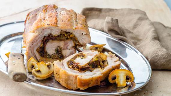 Ароматный рулет из карбонада с грибной начинкой: вкусная и эффектная закуска