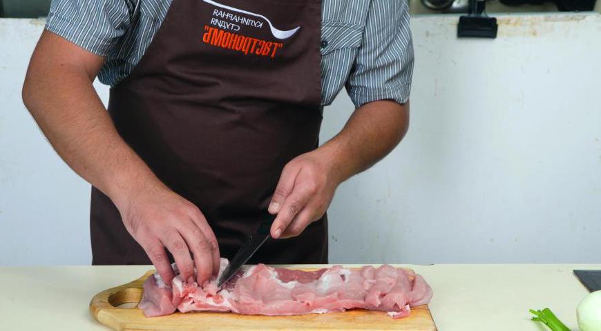 Отбейте пласт мяса через сложенную в несколько слоев пищевую пленку плоским молотком. Убедитесь, что толщина равномерная. Посолите и поперчите поверхность. Это улучшит вкус и поможет лучше пропитаться сочностью от начинки.