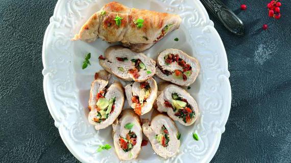 Вкусный рулет из свиного карбонада с ароматным чесноком и вялеными томатами