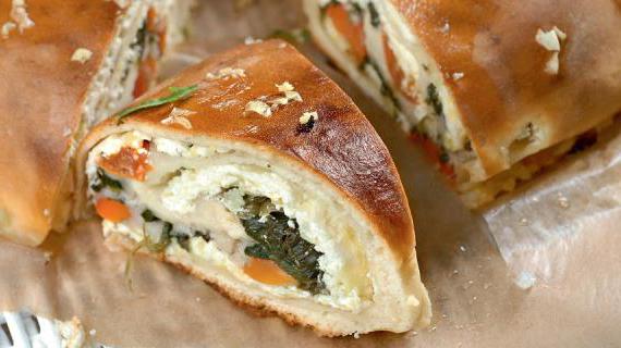 Ароматный рулет с шпинатом, черри и сырной начинкой