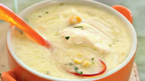 Ароматный рыбный суп-пюре с картофелем, кукурузой и свежей зеленью