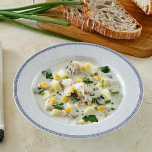 Ароматный рыбный суп с петрушкой, картофелем и кукурузой в мультиварке