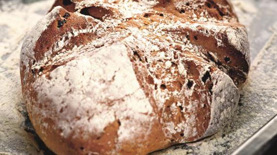 Ароматный ржаной хлеб с изюмом – домашний рецепт на закваске
