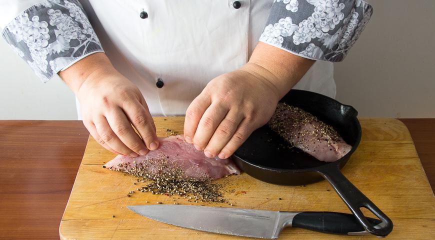 Филе индейки нарежьте продолговатыми кусочками среднего размера. Маринуйте мясо в оливковом масле вместе с приправой «5 перцев» и щепоткой соли не менее 10 минут. Разогрейте духовку до 210 °C и запеките маринованную индейку в течение 18-22 минут.