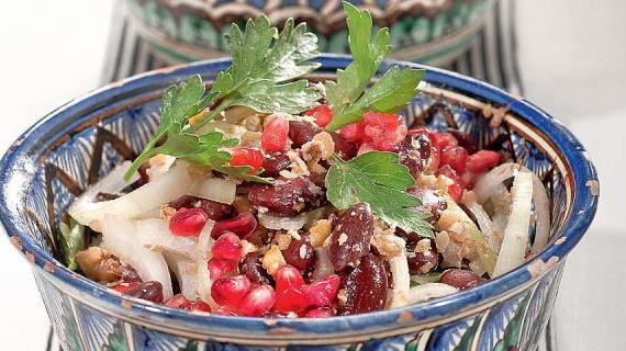 Ароматный салат из фасоли с грецкими орехами и гранатом