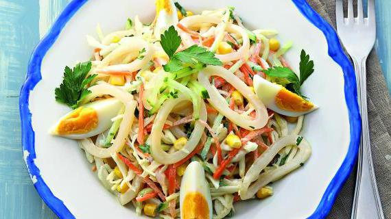 Ароматный салат из кальмаров с капустой и кукурузой