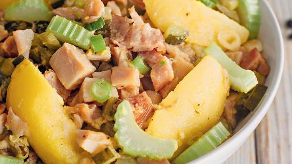 Ароматный салат из картофеля и копченой курицы с оттенком можжевельника