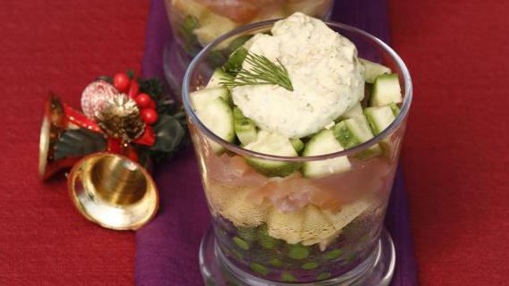 Ароматный салат из копченой куриной грудки, картофеля и зеленого горошка