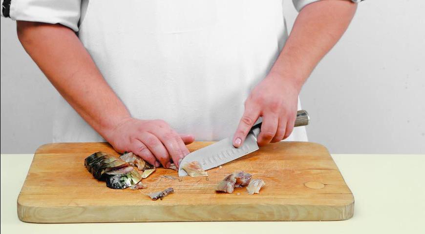 Очистите скумбрию от костей, кожи и внутренностей. Разделайте мякоть на удобные для подачи небольшие кусочки.