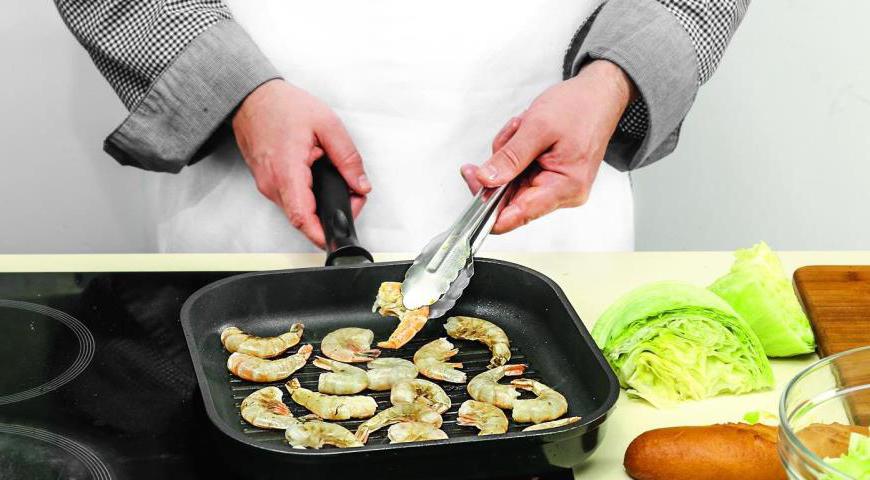 Креветки смажьте маслом и обжаривайте на решетке над углями или на сковороде 2–4 минуты, перевернув один раз. После остывания очистите их от панциря.