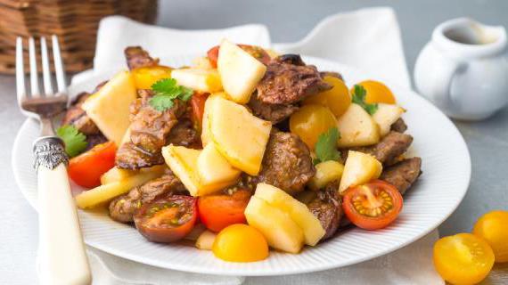 Ароматный салат из куриной печени с грушей и соевым соусом