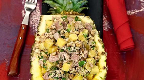 Ароматный салат из курицы с ананасами и орехами