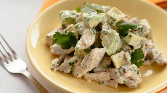 Ароматный салат из курицы с авокадо и лаймом