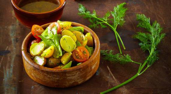 Вкусный салат из молодого картофеля с укропом и острым хреновым соусом