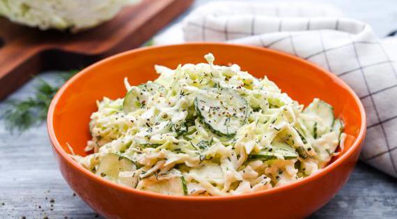 Ароматный салат из молодой капусты с яйцом и огурцами