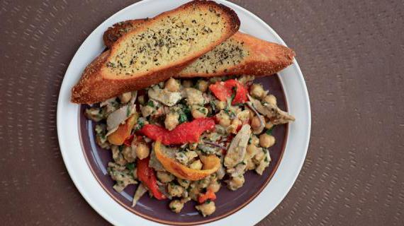 Ароматный салат из нута с курицей и ореховой заправкой