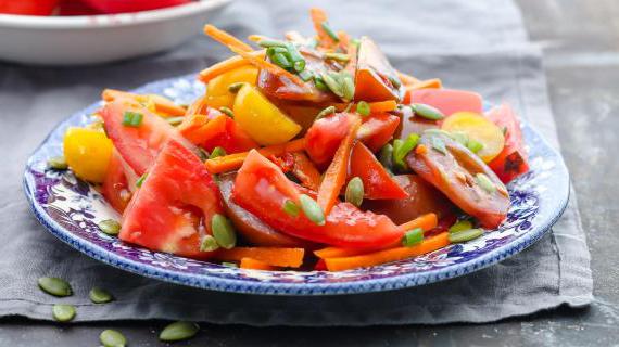 Ароматный салат из помидоров и моркови с тыквенными семечками